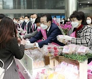 [포토] 출근길 꽃 전달하는 이성희 농협회장