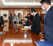 [포토]보고위해 총리실 방문한 남구준 본부장
