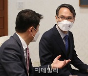 [포토]최창원 국무조정실 1차장과 이야기 나누는 남구준 경찰청 국가수사본부장