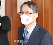 [포토]총리 집무실 들어서는  남구준 국수본 본부장
