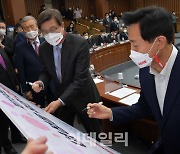 [포토]'여성의 날 기념 서약하는 오세훈-박형준'