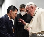 교황, 익사한 3세 꼬마 난민 쿠르디 아버지 만나 위로