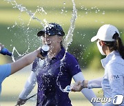 동료들 LPGA 우승 축하 샴페인 세례받는 언스트