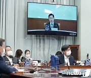 법무부장관 보고 받는 문재인 대통령