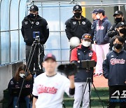 [포토] '투구를 유심히 지켜보는 KBO 심판들'