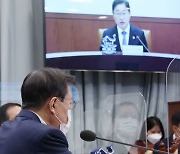 [속보] 文대통령 "檢 수사, 자의적이지 않고 공정하다는 신뢰 줘야"