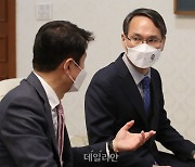 <포토> 총리실 방문한 남구준 본부장