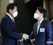 "오늘 협상 시작할 수도".. 단일화 시동 건 안철수·오세훈