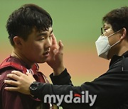 [MD포토] 파울 타구에 맞은 후 부상 입은 김시앙