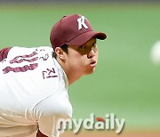 [MD포토] 안우진 '공을 끝까지 바라보며'