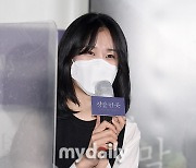 [MD포토] 기도영 '코로나 방역을 위해 가림막 옆에서 인사드려요'