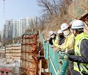 해빙기 주택재건축공사현장 점검하는 문석진 구청장