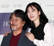 [오마이포토] '정말 먼 곳' 기주봉-기도영, 아빠와 딸