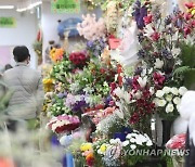 형평성 논란에 점점 늘어나는 지원금..여권 화훼농가·전세버스 등 지원 검토