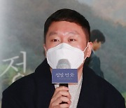 답변하는 '정말 먼 곳' 박근영 감독[★포토]