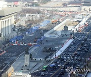 광화문광장 동쪽 양방향 첫 출근길..교통체증에 불만 속출