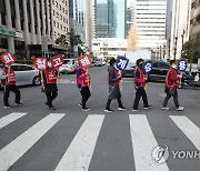 행진하는 LG 청소노동자들 '고용승계 해고철회'