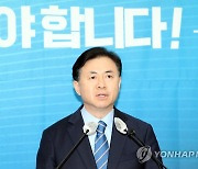 민주당 부산시장 최종후보로 기자회견 하는 김영춘