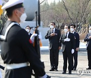 국기에 경례하는 정세균 총리