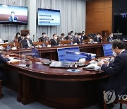 박범계 법무부 장관 보고 받는 문 대통령