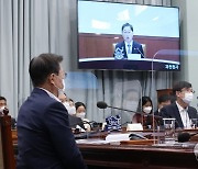 법무부 장관 보고 받는 문 대통령