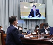 행정안전부 장관 보고 받는 문 대통령