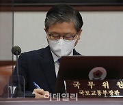 [포토]총리의 '투기 근절' 발언 메모하는 변창흠 장관