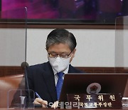 [포토]정세균 총리의 'LH 투기' 발언 메모하는 변창흠 국토교통부 장관