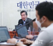 [포토]이낙연 퇴임, '공수처, 경제3법 처리해 보람'