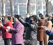 국제부녀절 야외 기념행사..박수치는 북한 주민들