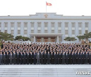 북한에선 '가문의 영광', 김정은과 찍는 기념사진 어떤 모습일까