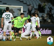 [S코어북] '구스타보 천금 결승골' 전북, 강원 상대 짜릿한 2-1 역전승..무패 행진