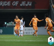 통산 100경기 자축포 제주 정 운 "차는 순간 골이라 생각"