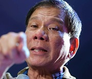 "살인 정권" "입 닥쳐라" 필리핀 대통령·부통령 설전