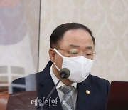 <포토> 국무회의 참석한 홍남기 부총리