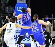 [JB포토] WKBL 챔프2차전, 삼성생명 김한별의 '결정적 득점'