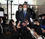 이낙연 당 대표 내려놓는 날..국회 간 이재명 "윤, 지지율은 바람"