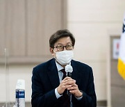 "대학이 여관방이냐" 모교에서 비난받는 박형준