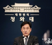 'LH투기'에 등장한 文대통령 사저의혹.. 靑 "전혀 사실 아냐"