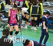 [MD포토] 김연경 '고개숙인 배구여제'