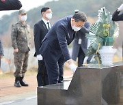 천안함 합동묘역서 참배하는 황기철 보훈처장