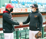 윌리엄스-수베로 만났다..KBO 리그 첫 두 외국인 사령탑의 '정상회담'