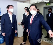 안철수·오세훈, '장수' 없는 적진 방문..기싸움 본격화(종합)