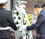 제2연평해전·연평도 포격도발 합동묘역에 헌화하는 보훈처장