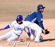 [MD포토] 역전 1타점 3루타 김지찬 '아기사자의 맹활약'