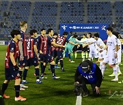 수원 더비 시작에 앞서 인사 하는 양팀 선수들 [포토]