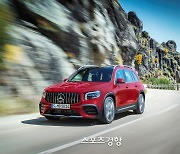 벤츠가 만든 스포츠 퍼포먼스 패밀리 SUV 'AMG GLB 35 4매틱' [손재철의 이 차]