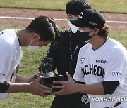 추신수, 이태양에게 2천만원 상당 시계 선물.."등번호 고마워"(종합)