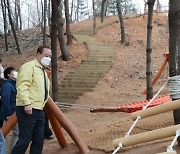 [포토]유동균 마포구청장, 매봉산 유아숲체험원 찾아 시설물 현장 점검