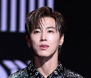 '방역수칙 위반' 유노윤호 측 "도주 시도+여종업원 동석? NO"(전문)